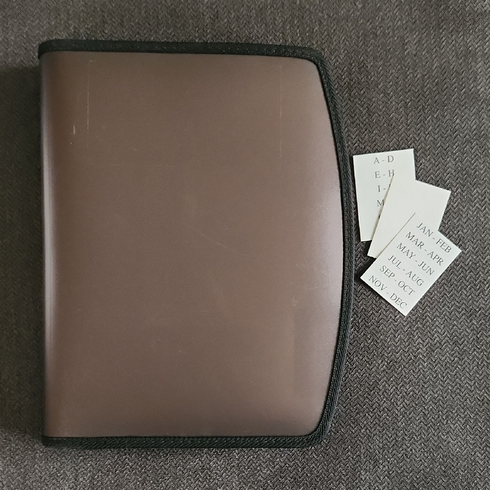 NWOT Globe-Weis Brown and black zippered file folder/folio w tabbed dividers OS
